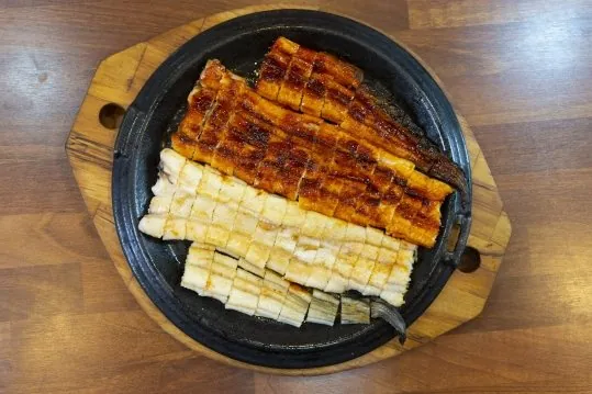 위에서 본 장어구이 한 판 — 양념구이와 소금구이